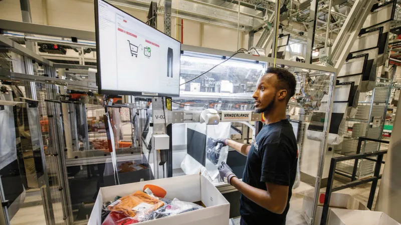 Person die an einer Entnahmestation eines Taschensorters steht