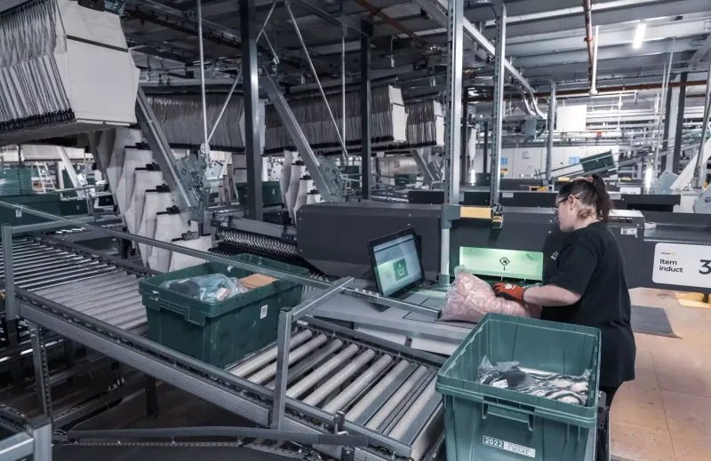 Mann belädt Sorter von DFT