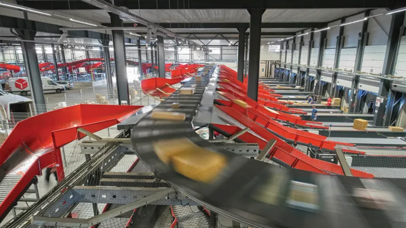 Der Sorter Crossbelt von Vanderlande in einer Halle aufgebaut 