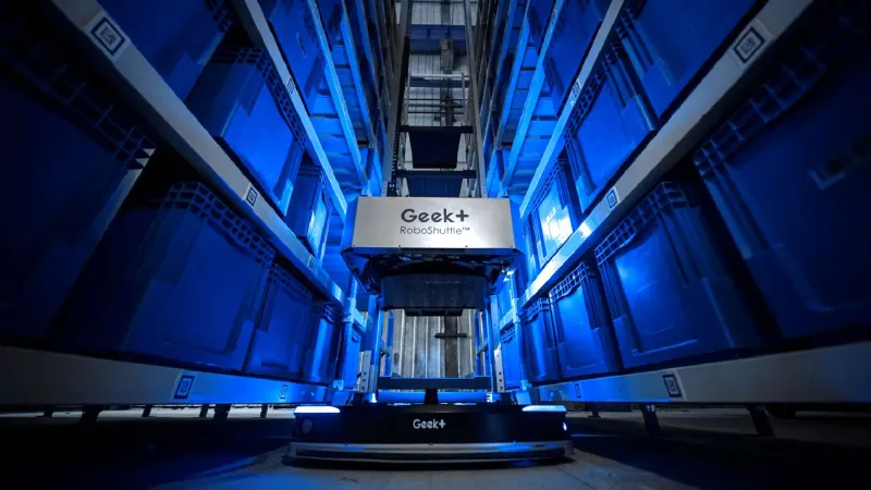 Shuttle Fahrzeug in einem Lagersystem von GeekPlus