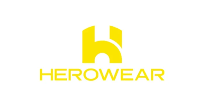 Das  Logo von Herowear mit gelber Schrift auf weißem Untergrund