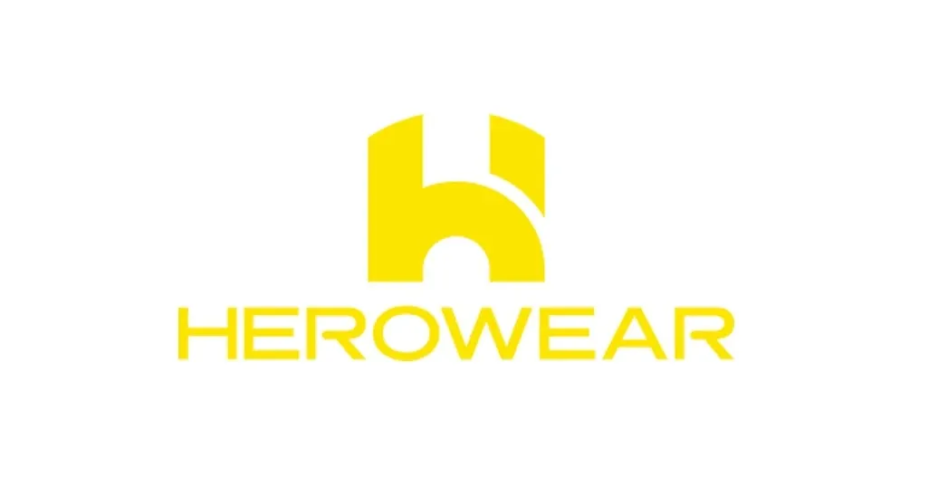 Das Logo von Herowear mit gelber Schrift auf weißem Untergrund