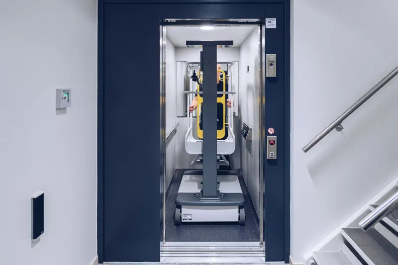 MA60 Move Around in an elevator