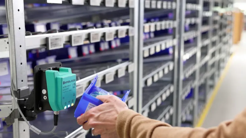 Regalwand ausgestattet mit der Software Suite von Neoception