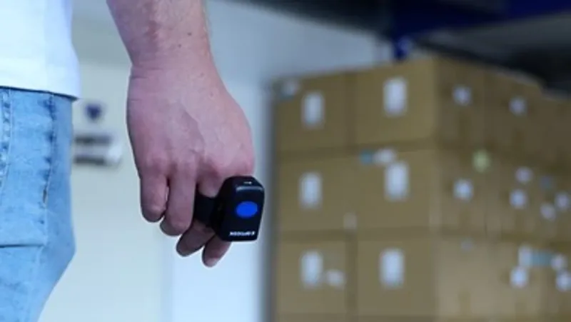 Zeigt eine Hand mit dem Opticon RS 3000