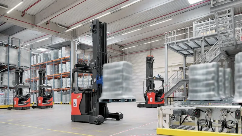 R-MATIC von Linde Material Handling mit einer Palette beladen