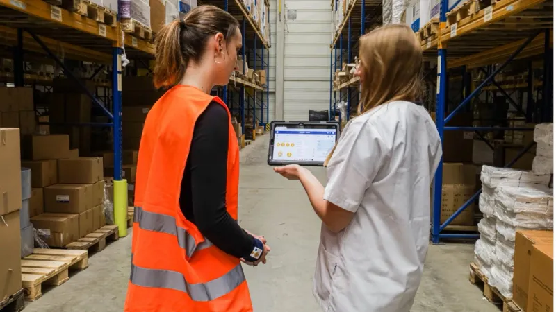 Ergonomin im Gespräch mit Mitarbeiterin