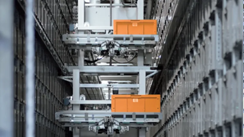 Vanderlande HDS Shuttle in an aisle