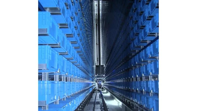 BSS Automatisches Kleinteilelager (AKL) mit blauen Behältern im Regal