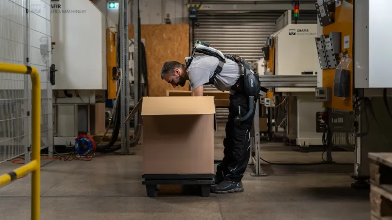 B900 Exoskelett in use while person is in a bend position