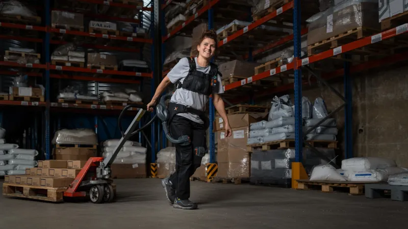 B900 Exoskelett: support while pulling goods