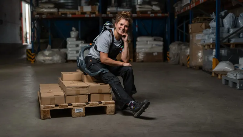 B900 Exoskelett  in a sitting position