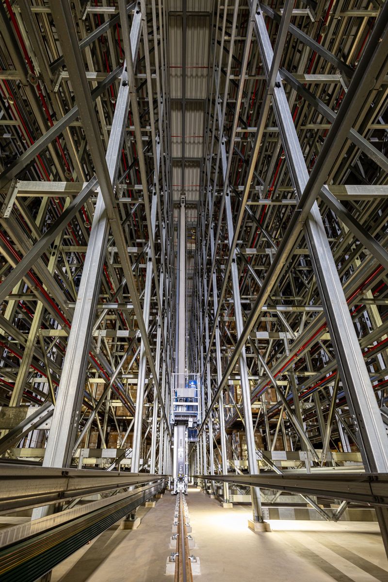 Example image of the BSS high-bay warehouse including storage and retrieval machines