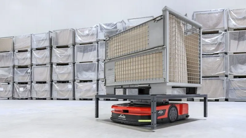 C-Matic transportiert eine Gitterbox
