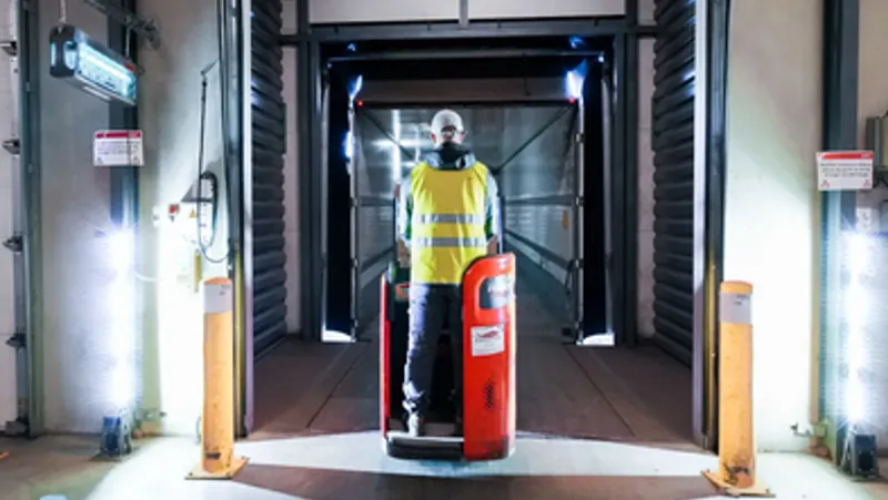 Digigate Flex scannt die Palette, die von einem EPT transportiert wird, während dieser einen Lkw belädt.