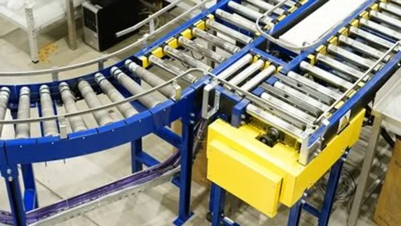 Fördertechnik für Kleinladungsträger von WDX mit einer Kurve in der Rollbahn