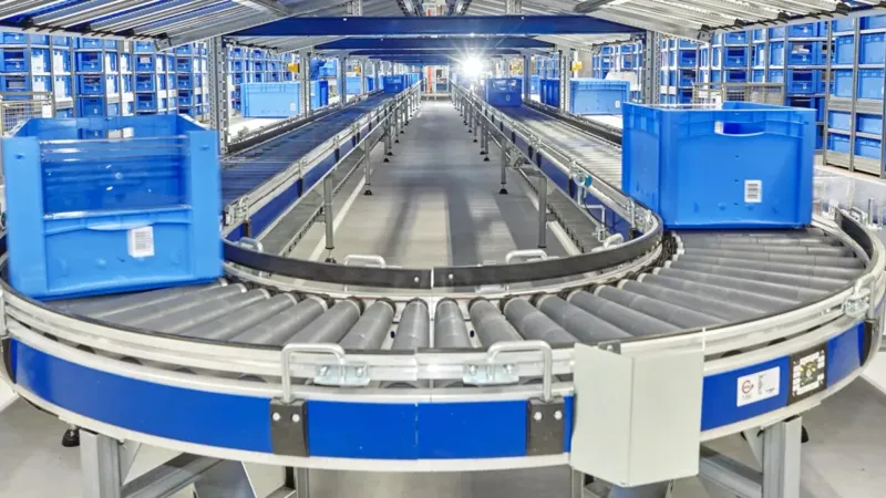 Gebhardt Beälterfördertechnik mit Behältern