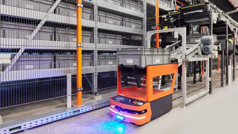 AGVs fahren zum ROCKETShuttle System und bringen Ware ins System