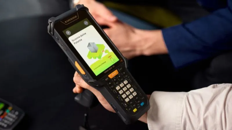 Handscanner zur mobilen Datenerfassung zeigt Scanvorgang einer Palette im Lager mit EvoScan und storelogix